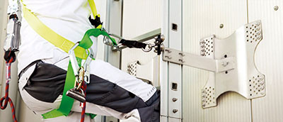 » VERTICAL METAL-FACADE SYSTEM «<br />READ MORE